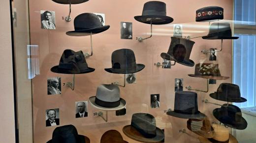Nový Jičín proslavila výroba klobouků. Na zámku proto najdete expozici nazvanou Nechte na hlavě