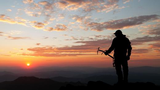 Silueta horolezce s cepínem