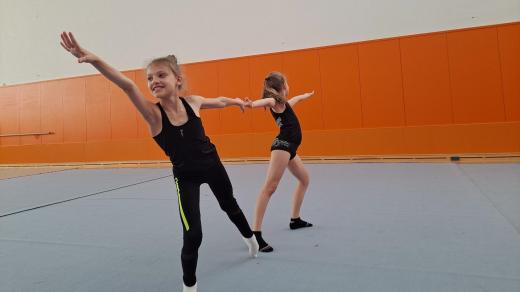 Polyna cvičí s novou kamarádkou Klaudií. Nový domov našla poblíž havířovské sportovní haly