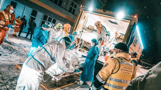 Devět pacientů z přeplněné náchodské nemocnice dorazilo v pořádku do nemocnice v Kyjově