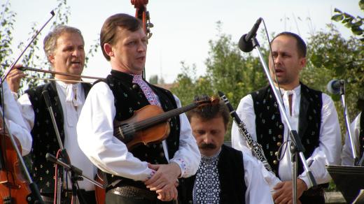 Basista Miroslav Šulko, primáš Peter Michalovič, za cimbálem Anton Dinka a klarinetista Peter Horský