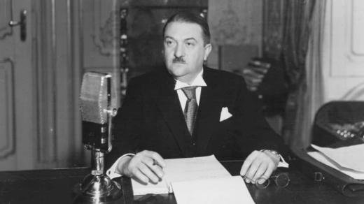 Alois Eliáš u rozhlasového mikrofonu (1941)