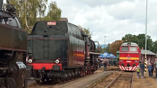 Historické lokomotivy, parní Šlechtična a dieselový Sergej, ze slovenských Vrútek na nádraží v České Lípě