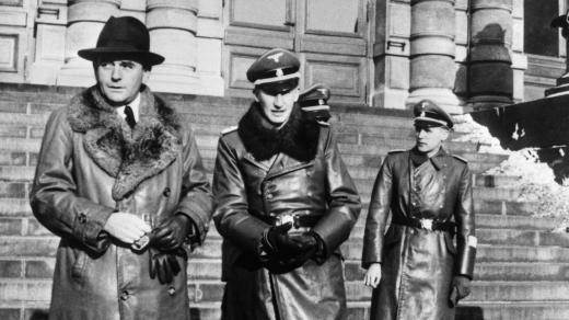 Albert Speer (vlevo), generální inspektor pro německé silniční stavby v Praze, Hitlerův architekt a tvůrce nacistických monumentálních staveb, při prohlídce Prahy (před Rudolfinem), uprostřed Reinhard Heydrich