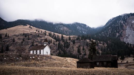 Opuštěný kostel na kanadském venkově