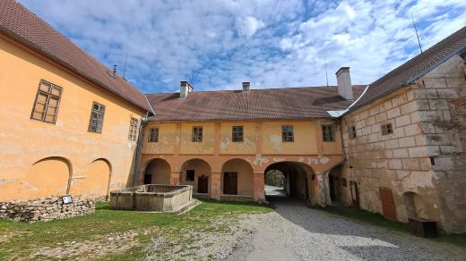 Největších oprav se na zámku ve Vimperku dočká střecha, která je problematická již od svého postavení