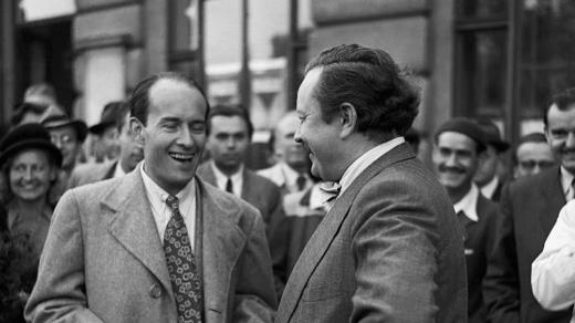 Příjezd Jiřího Voskovce (vlevo) z Ameriky a jeho uvítání Janem Werichem na Wilsonově nádraží v Praze v září 1946