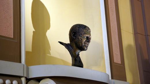 Busta Františka Peterky v budově liberecké radnice