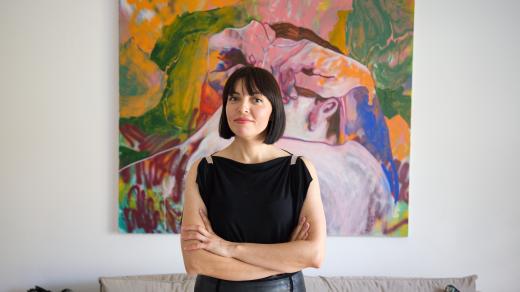 Liliana nás přivítala v triku Leeda a vlastnoručně opravené kožené sukni ze sekáče