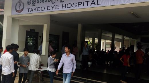 Na oční kliniku v kambodžském Takeu cestují pacienti někdy i přes celou zemi, aby našli pomoc.