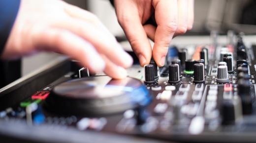 DJ, elektro (ilustr. foto)