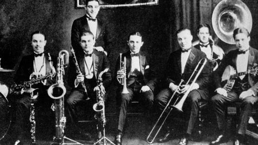 Kornetista Bix Beiderbecke (uprostřed) s dalšími muzikanty