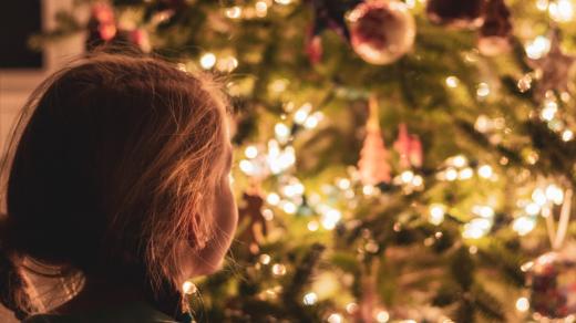 Holčička u vánočního stromečku, Vánoce