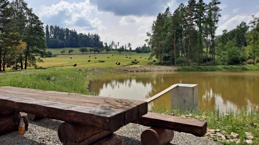 Obnovený rybník v Čakové na Bruntálsku