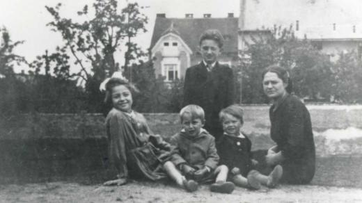 Olga Klicperová s dětmi v Bohušovicích v roce 1942