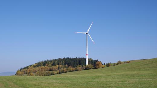 K panoramatu kopců nad obcí dnes patří i větrné elektrárny