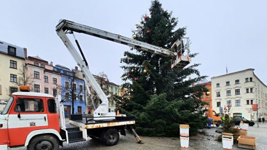 Jihlava se loučí s Vánocemi, pracovníci služeb města odzdobili a pokáceli strom na náměstí