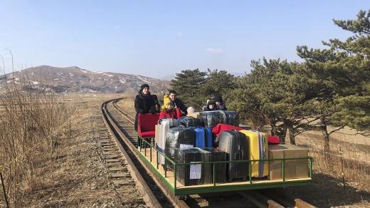 Skupina ruských diplomatů a jejich rodinní příslušníci se vrátili do Ruska ze Severní Koreje, část cesty absolvovali na ručně poháněné drezíně