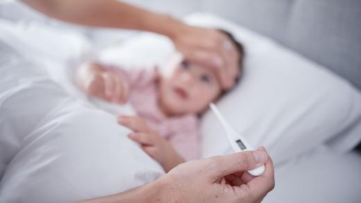 Malé dítě má horečku