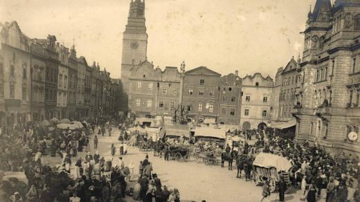 Trhy na Pernštýnském náměstí před rekonstrukcí Zelené brány (mezi lety 1892 a 1912)