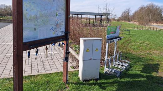 Servisní stanoviště s vybavením pro cyklisty v Dobřanech
