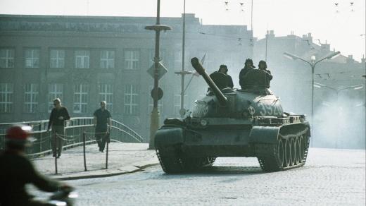 Srpen 1968 v Hradci Králové - tanky mířící do Havlíčkovy ulice
