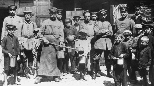 Němečtí vojáci s dětmi (1915)