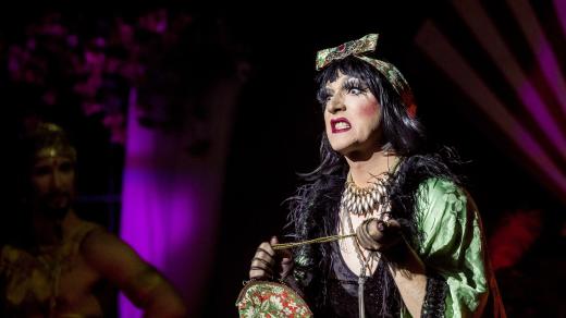 Ivory Divine, Drag queen /Představení Kabaretní Féerie v Royal Theatre/
