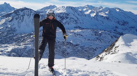 Výrobce lyží Milan Luštinec testuje své vlastní výrobky