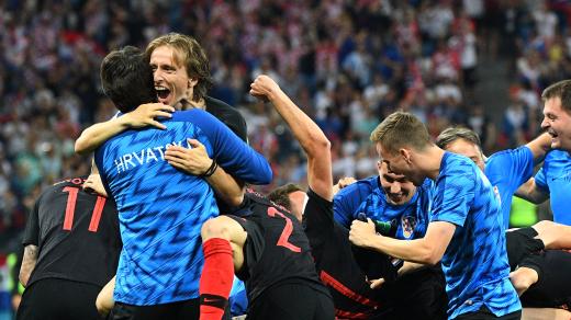 Chorvati slaví vítězství nad Dánskem na MS ve fotbale v Rusku (2018, v popředí Luka Modrić)