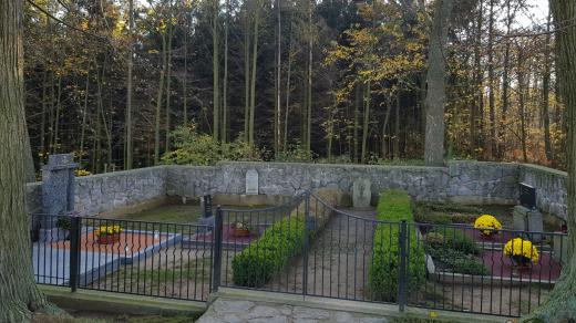 Nejmenší hřbitov v České republice, Hluboká