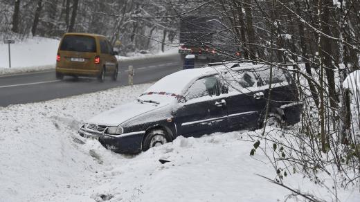 Havarované auto na silnici pokryté sněhem