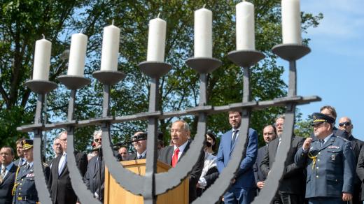 Předseda Senátu Jaroslav Kubera hovoří při tryzně za oběti nacistické perzekuce  na Národním hřbitově v Terezíně