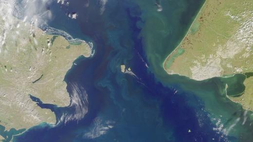 Beringův průliv mezi Čukotkou a Aljaškou na snímku z oběžné dráhy. Jižně od něj se rozkládá Beringovo moře, severně moře Čukotské