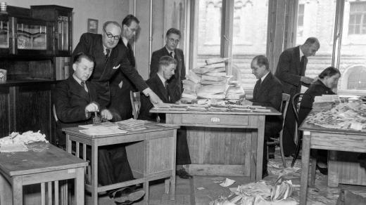 Dopisové oddělení Radiojournalu při přípravě slosování miliontého koncesionáře (1937)