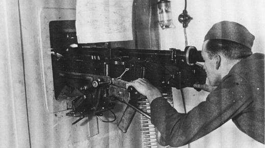 Unikátní foto vojáka u dvojčete těžkých kulometů vz. 37. Foto z bunkru u Zbečníku na Náchodsku 