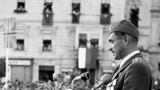 Velitel partyzánské skupiny major Viliam Žingor během oslav 1. výročí SNP v Banské Bystrici 29. srpna 1945