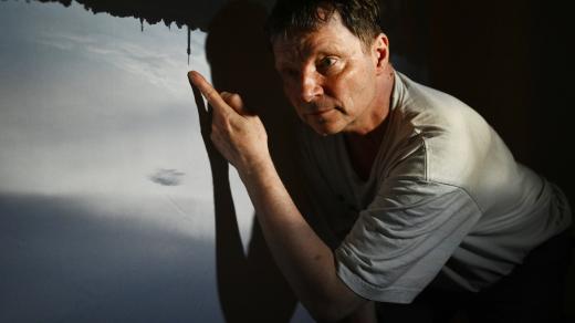 Výtvarník Petr Nikl pózuje před vernisáží jeho výstavy Světloplach, 8. června 2023, SmetanaQ Gallery, Praha