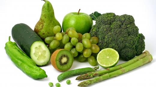 Zelená zelenina a ovoce, zdravá strava, dieta, kiwi, chřest, okruka, hroznové víno, jablko, hruška, brokolice, hrášek, limeta. Ilustrační foto