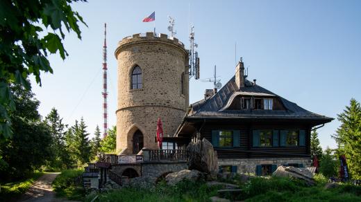 Horská chata s vysílačem na Kleti jen pár metrů odtud je observatoř, která pomáhá chránit palentu Zemi