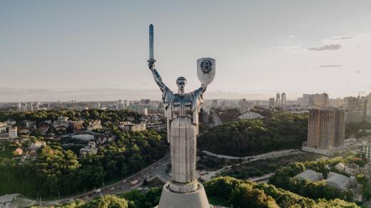 Pohled na Kyjev se sochou Matky vlasti v popředí