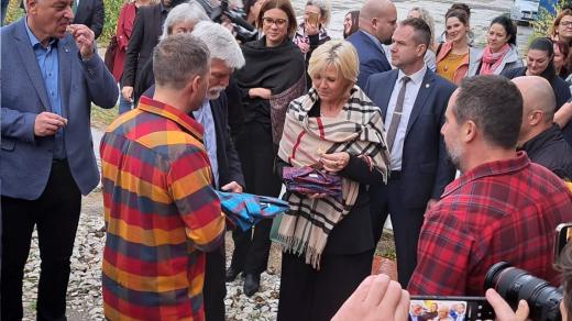 Prezident Petr Pavel na návštěvě textilní firmy v Jeseníku obdržel flanelové košile
