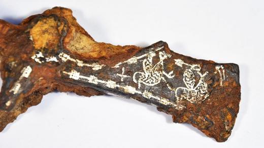 Archeologové Muzea východních Čech v Hradci Králové hlásí neobvyklý nález tauzované sekery z raného středověku