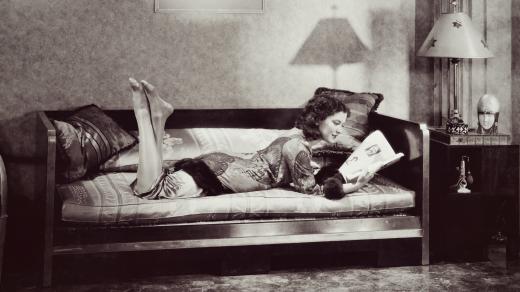 Žena si čte noviny, 1950 (ilustrační foto)
