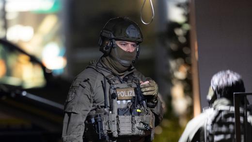 Německá policie při nočním zásaha v Hanau (20. 2. 2020)