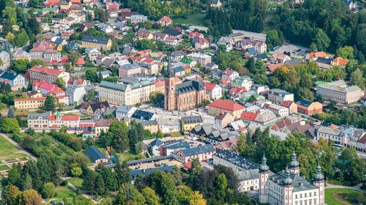 Renesanční zámek Vrchlabí je hlavní dominantou města. Původně obklopoval stavbu dvanáct metrů široký vodní příkop, přes který se do zámku vstupovalo třemi mosty