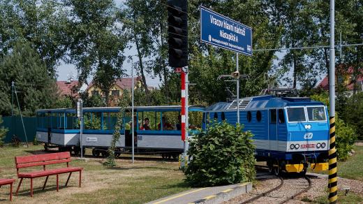 Vlaková souprava se blíží na vracovské hlavní nádraží