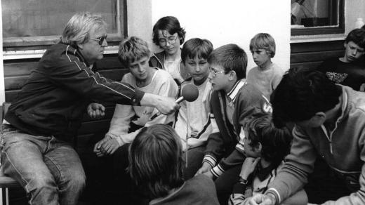 Karel Tejkal při natáčení rozhovoru s dětmi (1987)