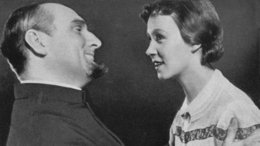 Nataša Gollová jako Lea a Jiří Plachý jako biskup Bridgemorth v Shawově hře Ženění a vdávání na scéně Městského divadla na Královských Vinohradech v Praze v roce 1938