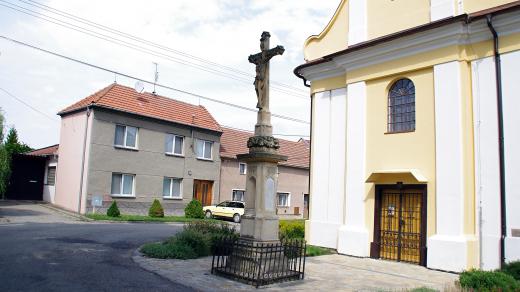Kříž před kostelem nechali postavit ke čtvrtstoletí společného manželského života